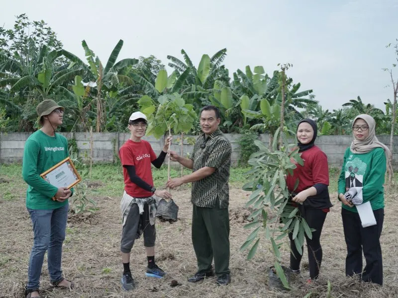 Penanaman pohon di Hutan Kota Jakarta Timur